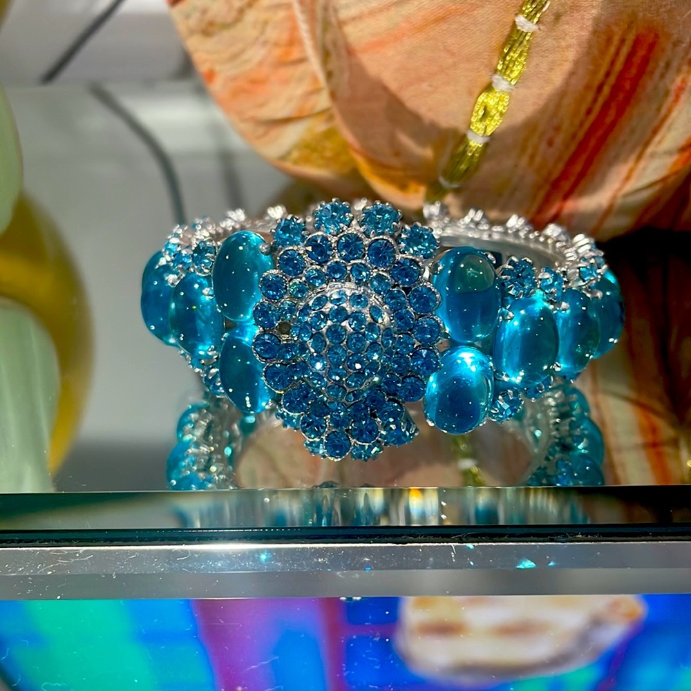 Fabulous does not describe this Otazu bracelet. It is missing one small stone.